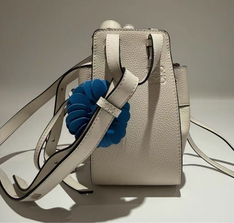 ✨LOEWE米白色銀扣mini抽繩吊床肩背斜背包16.5*19*11  99新配件塵袋-4