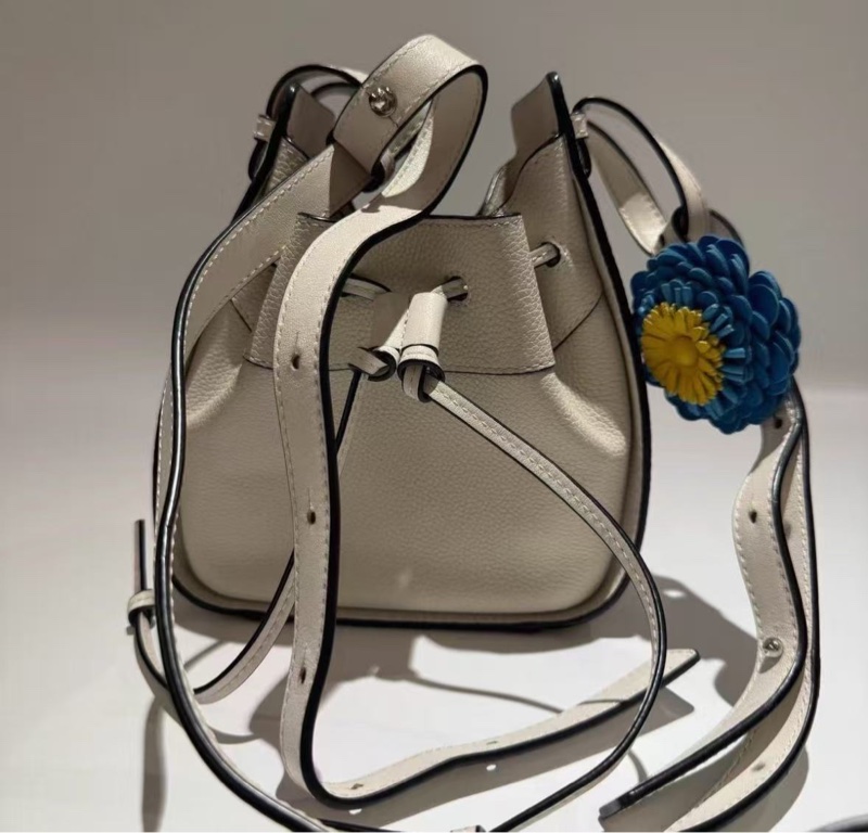 ✨LOEWE米白色銀扣mini抽繩吊床肩背斜背包16.5*19*11  99新配件塵袋-5