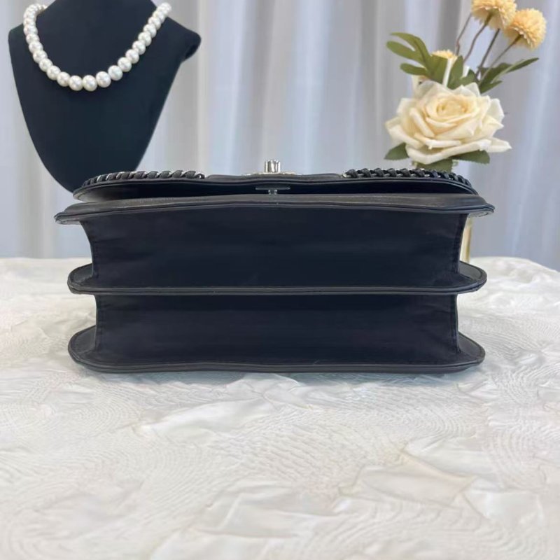 Chanel 17P黑銀牛皮馬鞍包 24*17.5*8 99新 配件保卡塵袋-6