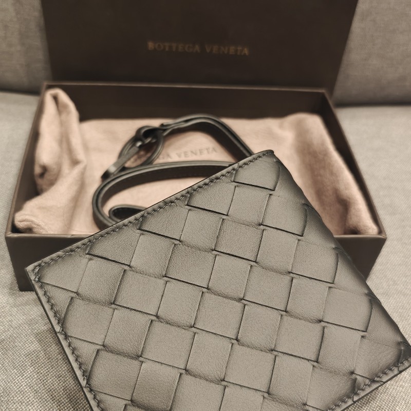 歐洲帶回全新品BV附背帶短皮夾-4