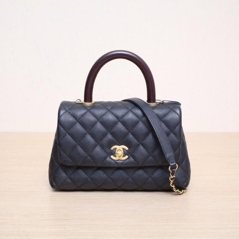 CHANEL(香奈兒) Coco Handle 小號 24cm 黑色 荔枝 29開 金扣 蜥蜴壓紋手柄-0