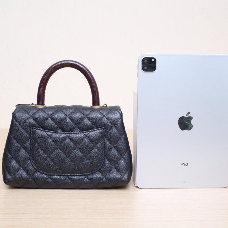 CHANEL(香奈兒) Coco Handle 小號 24cm 黑色 荔枝 29開 金扣 蜥蜴壓紋手柄-2