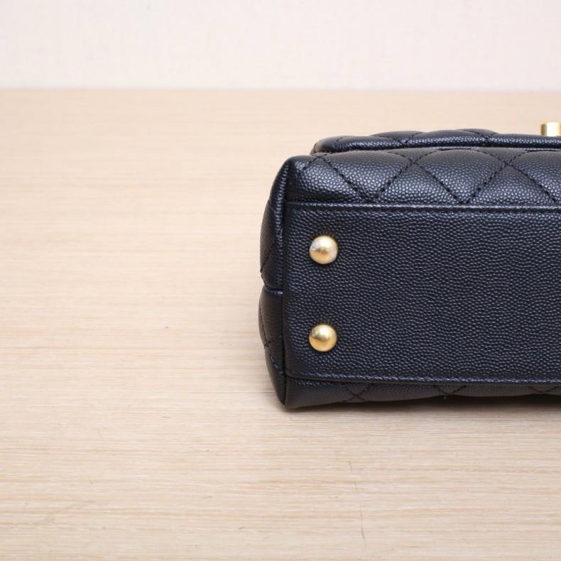 CHANEL(香奈兒) Coco Handle 小號 24cm 黑色 荔枝 29開 金扣 蜥蜴壓紋手柄-3