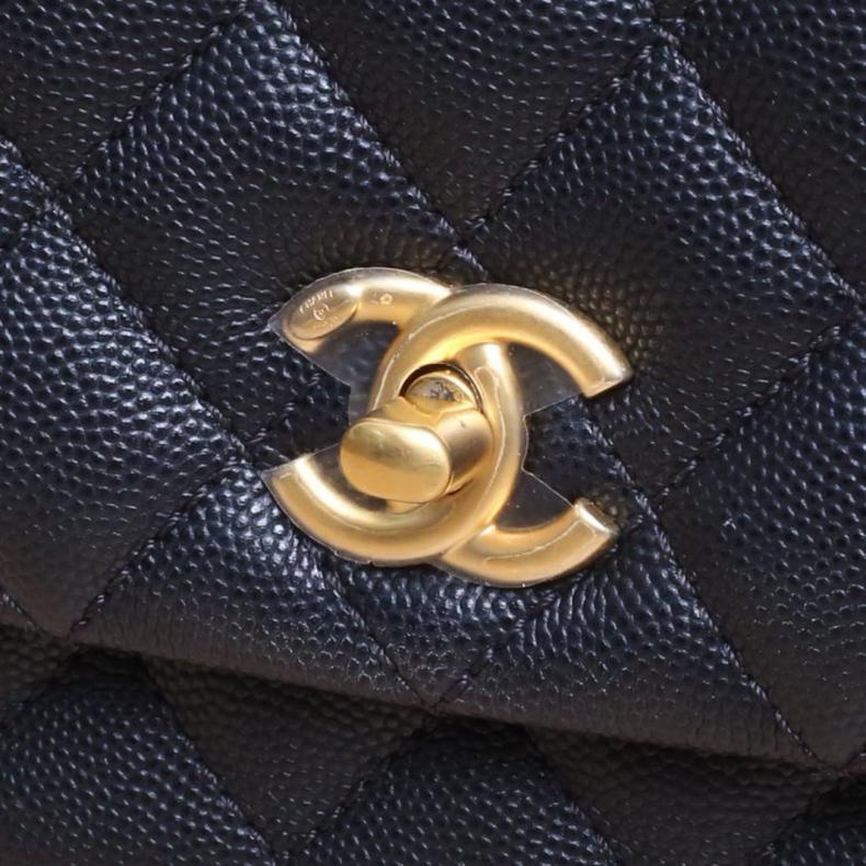 CHANEL(香奈兒) Coco Handle 小號 24cm 黑色 荔枝 29開 金扣 蜥蜴壓紋手柄-5
