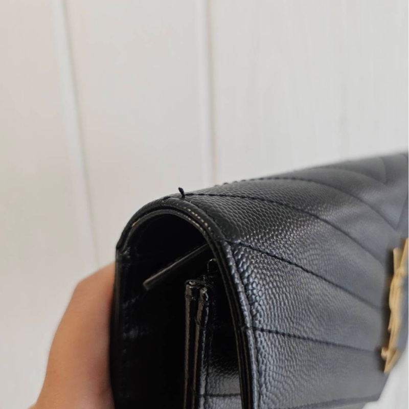 YSL魚子醬牛皮山形紋金釦信封斜背包-6