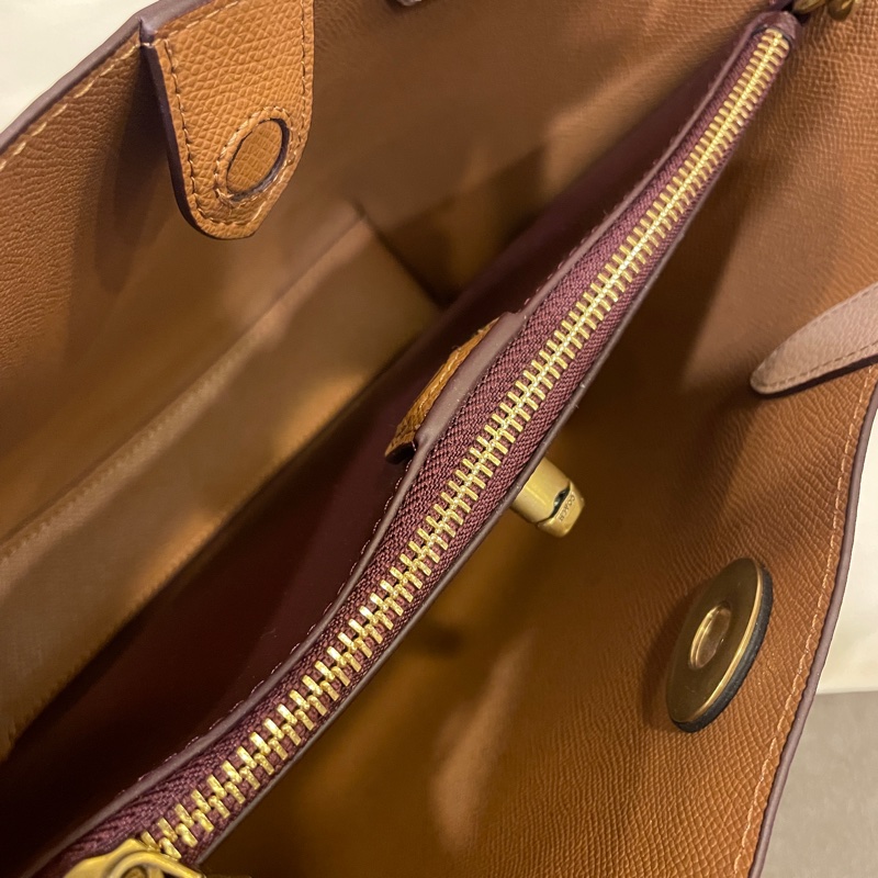 (全新品)COACH WILLOW金字LOGO撞色 荔枝紋牛皮 旋扣式 手提/斜背/托特包(白色x奶茶色)-5