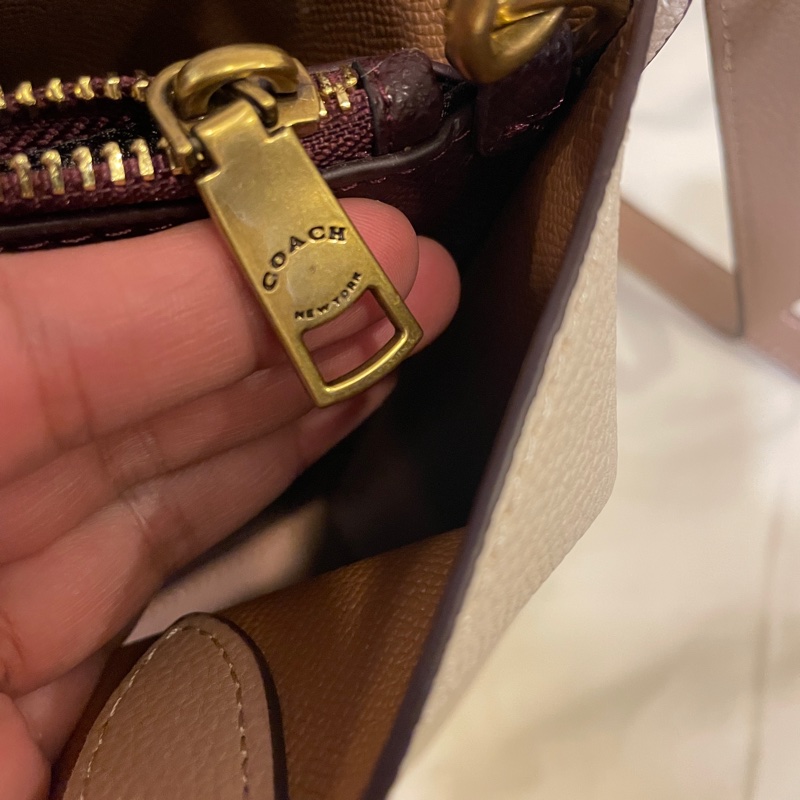 (全新品)COACH WILLOW金字LOGO撞色 荔枝紋牛皮 旋扣式 手提/斜背/托特包(白色x奶茶色)-7