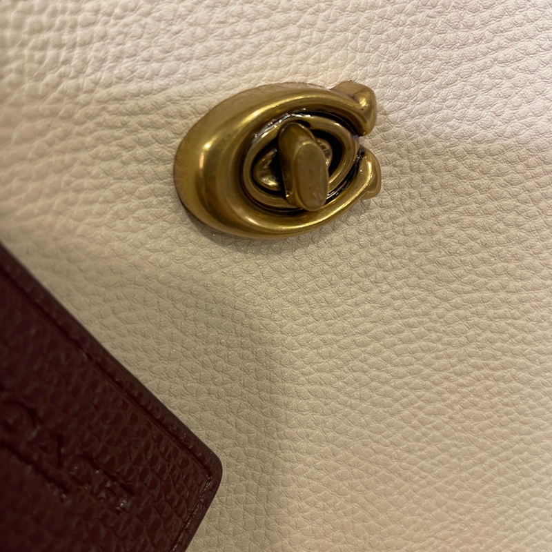 (全新品)COACH WILLOW金字LOGO撞色 荔枝紋牛皮 旋扣式 手提/斜背/托特包(白色x奶茶色)-9