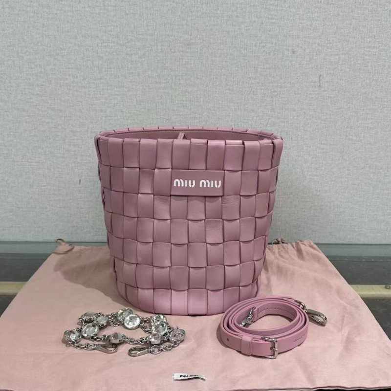 ✨MIUMIU 粉色編織水鑽肩背斜背水桶包 19*20*19  98新配件塵袋-0