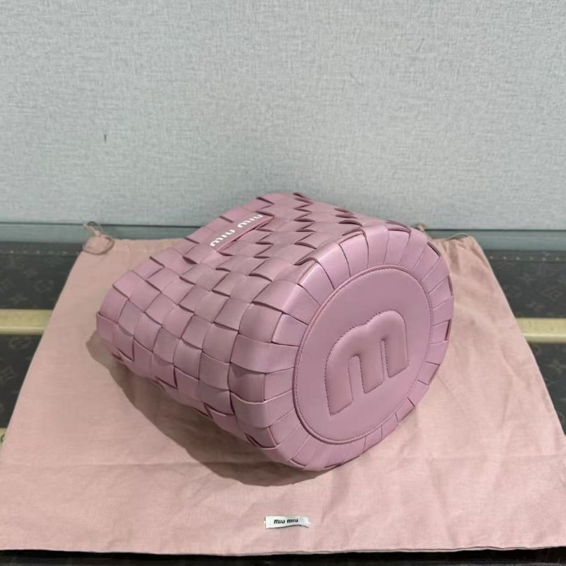 ✨MIUMIU 粉色編織水鑽肩背斜背水桶包 19*20*19  98新配件塵袋-4