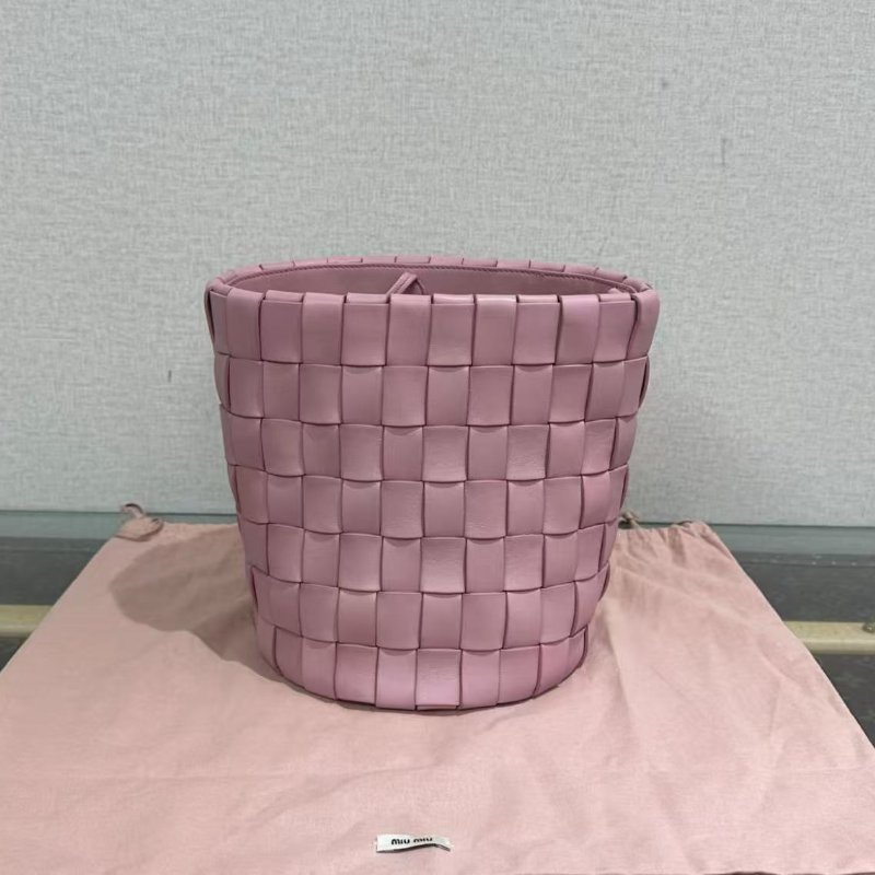 ✨MIUMIU 粉色編織水鑽肩背斜背水桶包 19*20*19  98新配件塵袋-5
