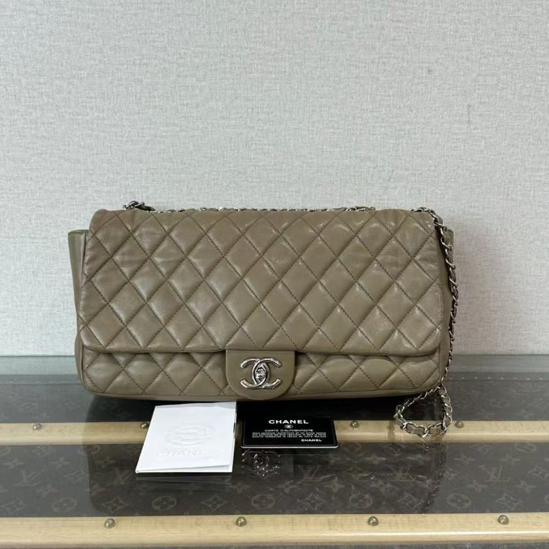 ✨Chanel 銀扣菱格cf肩背斜背機場包 33*22*8 98新 配件保卡塵袋-0