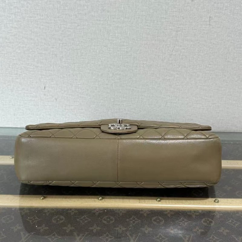 ✨Chanel 銀扣菱格cf肩背斜背機場包 33*22*8 98新 配件保卡塵袋-4