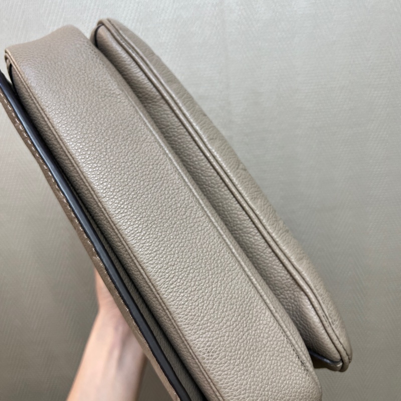 LV 灰牛皮壓紋金釦斜背郵差包M44881-7