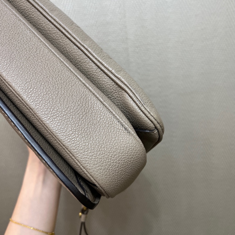 LV 灰牛皮壓紋金釦斜背郵差包M44881-9