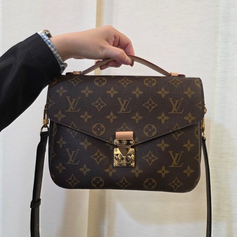 LV 原花金釦手提斜背郵差包M44875