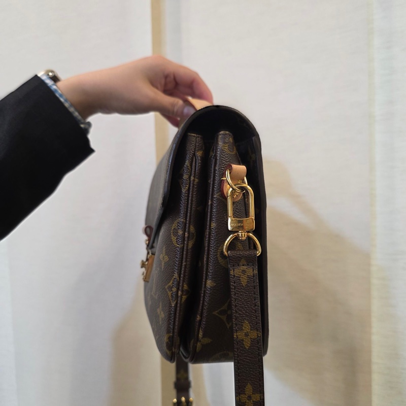 LV 原花金釦手提斜背郵差包M44875-1