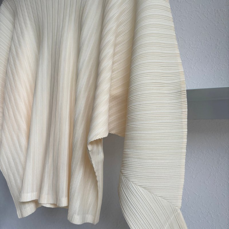 :: 三宅一生 PLEATS PLEASE :: PP 5號 米色造型領長袖上衣 NT$6,880-7