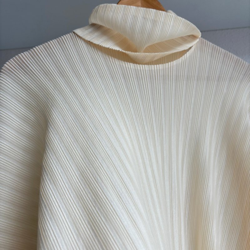 :: 三宅一生 PLEATS PLEASE :: PP 5號 米色造型領長袖上衣 NT$6,880-10