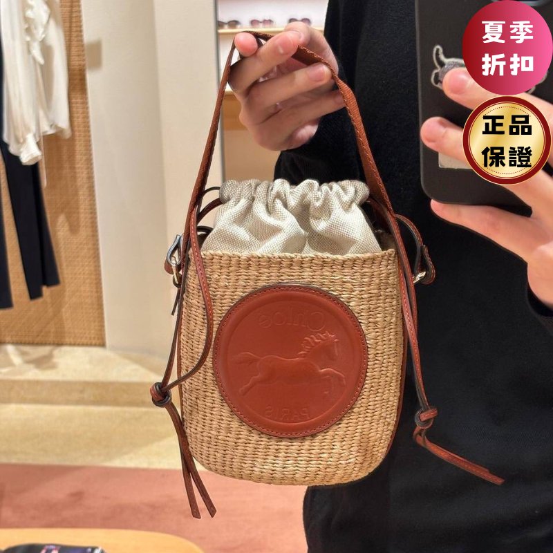 🎁夏季折扣🎁Chloe Horse Medal 小款天然纖維籃編包 赭棕色-0
