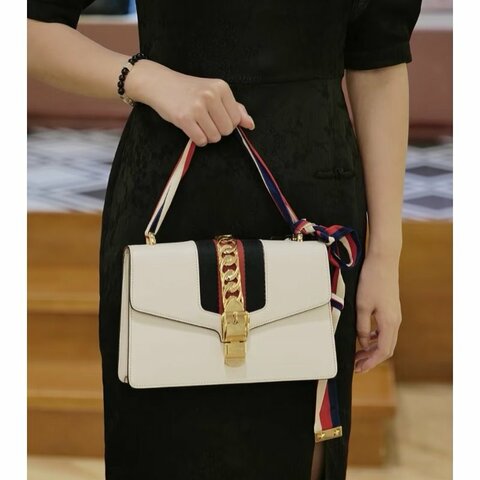 ✨GUCCI 塞爾維亞白金小號肩背斜背包20*14*8  98新配件塵袋