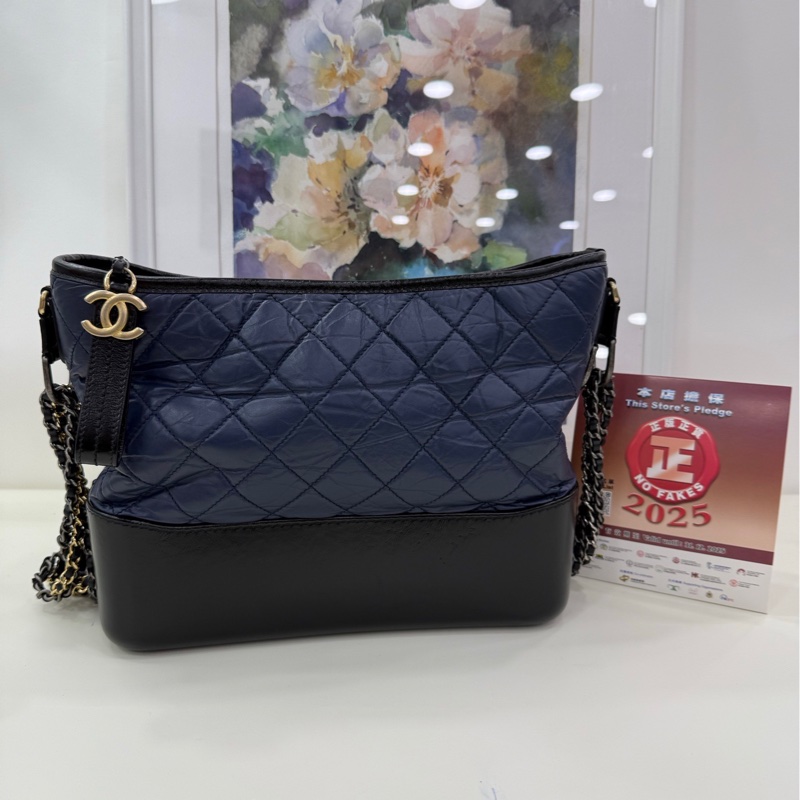 Chanel香奈兒 Gabrielle藍黑拼色流浪包 25開 中號-0