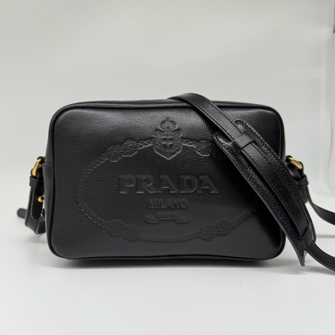 🔥 限時特惠 【極新🖤配件全】男女皆可🔥 PRADA LOGO JACQUARD 復古壓紋LOGO牛皮 斜背包 相機包 1BH089