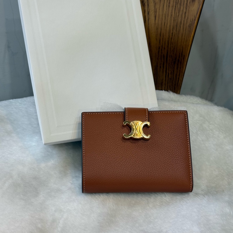 Nino 凱旋金釦牛皮二折中夾(棕褐色)-0