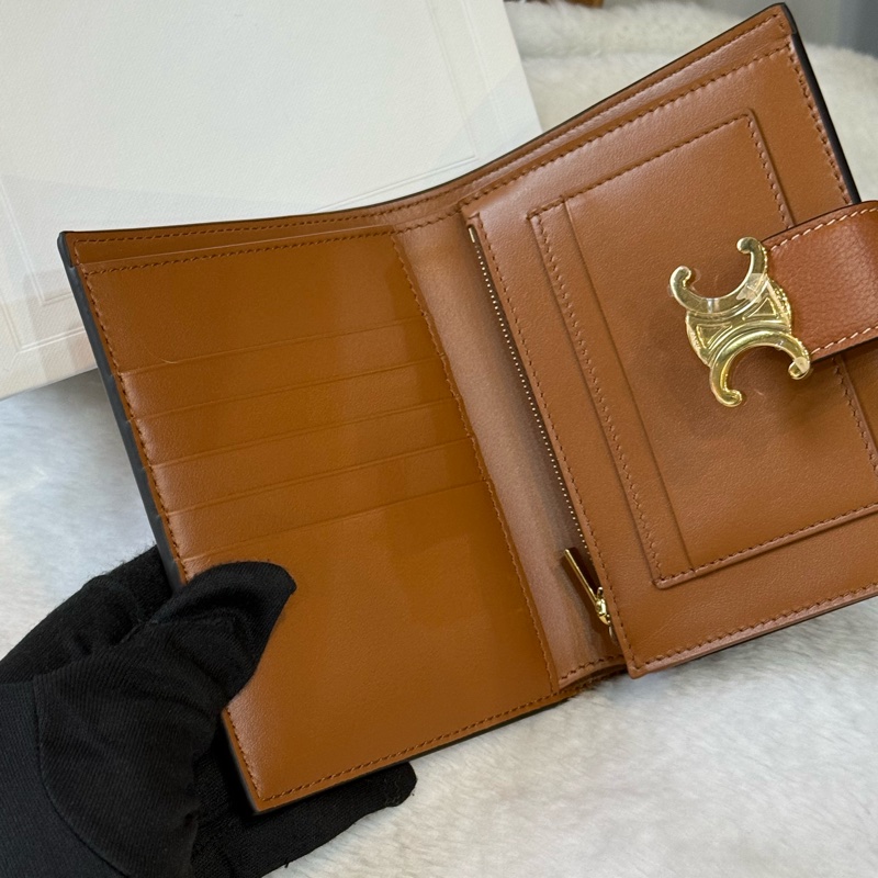 Nino 凱旋金釦牛皮二折中夾(棕褐色)-3