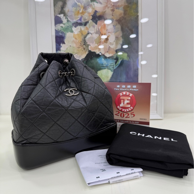 Chanel香奈兒芯片款黑色流浪雙肩包， 23年芯片 有單 金銀鴛鴦鏈條，經典菱格紋設計，尺寸22*23，内里紅色-0