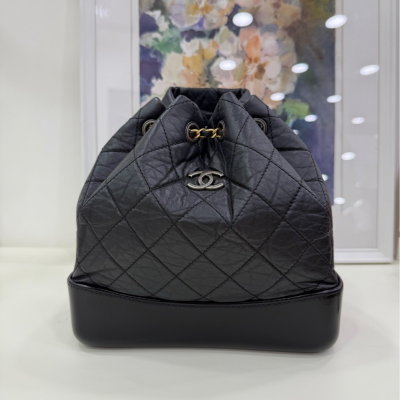 Chanel香奈兒芯片款黑色流浪雙肩包， 23年芯片 有單 金銀鴛鴦鏈條，經典菱格紋設計，尺寸22*23，内里紅色-1