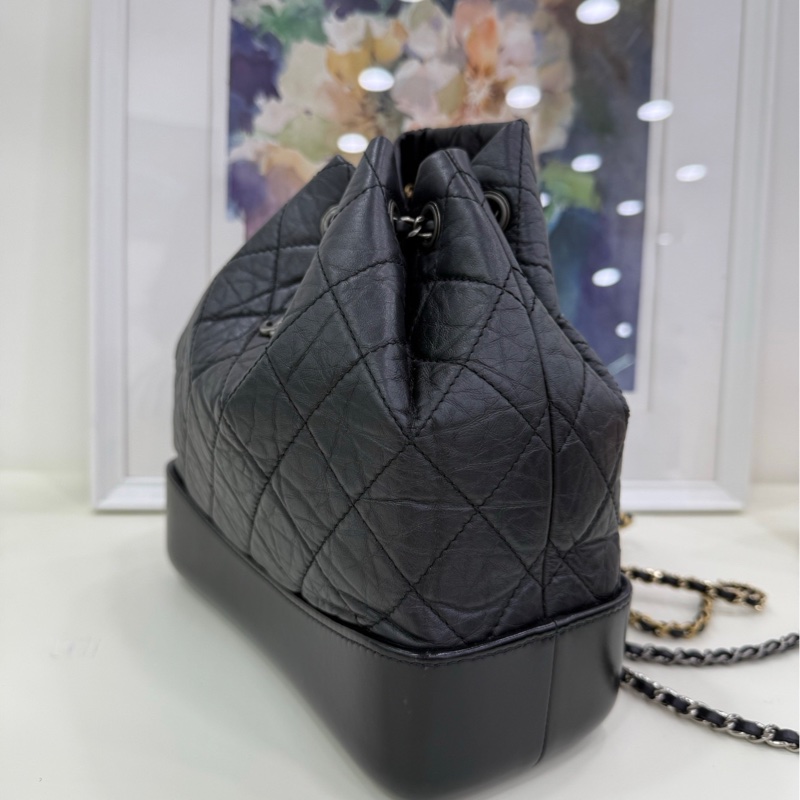 Chanel香奈兒芯片款黑色流浪雙肩包， 23年芯片 有單 金銀鴛鴦鏈條，經典菱格紋設計，尺寸22*23，内里紅色-4