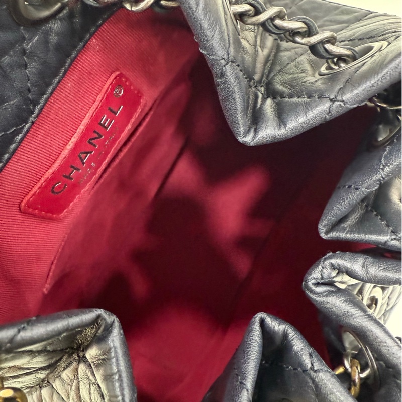 Chanel香奈兒芯片款黑色流浪雙肩包， 23年芯片 有單 金銀鴛鴦鏈條，經典菱格紋設計，尺寸22*23，内里紅色-6