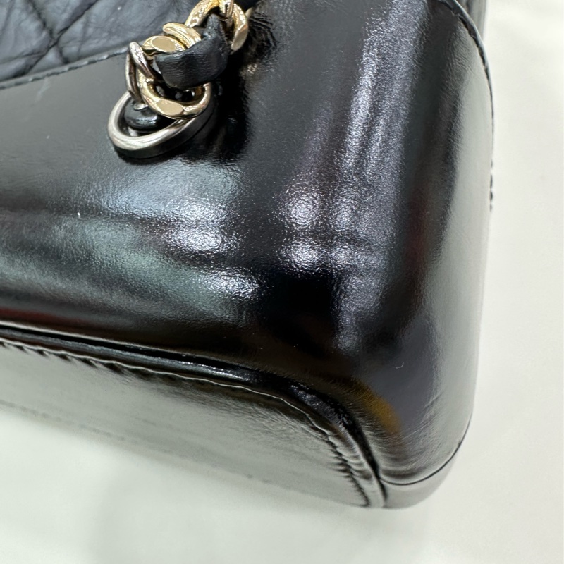 Chanel香奈兒芯片款黑色流浪雙肩包， 23年芯片 有單 金銀鴛鴦鏈條，經典菱格紋設計，尺寸22*23，内里紅色-9