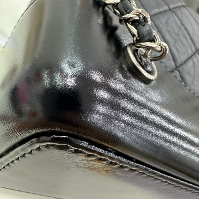 Chanel香奈兒芯片款黑色流浪雙肩包， 23年芯片 有單 金銀鴛鴦鏈條，經典菱格紋設計，尺寸22*23，内里紅色-10