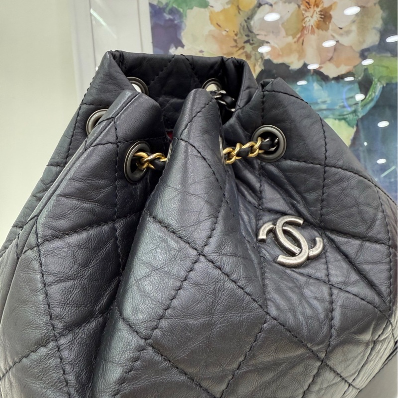 Chanel香奈兒芯片款黑色流浪雙肩包， 23年芯片 有單 金銀鴛鴦鏈條，經典菱格紋設計，尺寸22*23，内里紅色-12