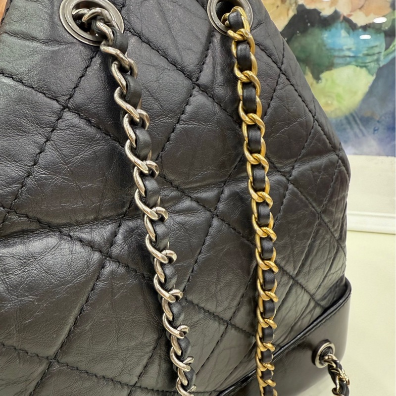 Chanel香奈兒芯片款黑色流浪雙肩包， 23年芯片 有單 金銀鴛鴦鏈條，經典菱格紋設計，尺寸22*23，内里紅色-13