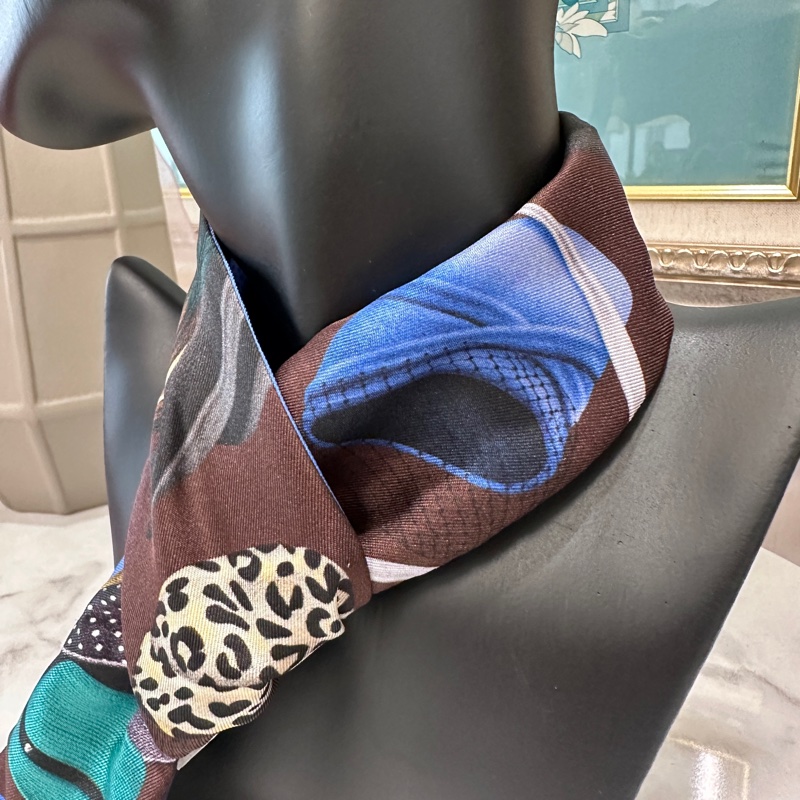 Dior咖啡底帽子拼深淺藍絲巾-1