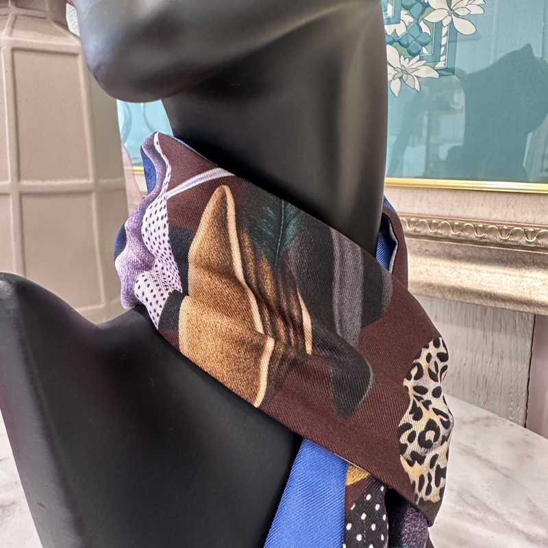 Dior咖啡底帽子拼深淺藍絲巾-2