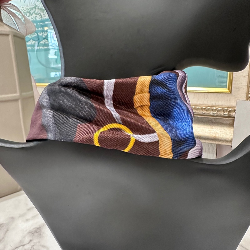 Dior咖啡底帽子拼深淺藍絲巾-3