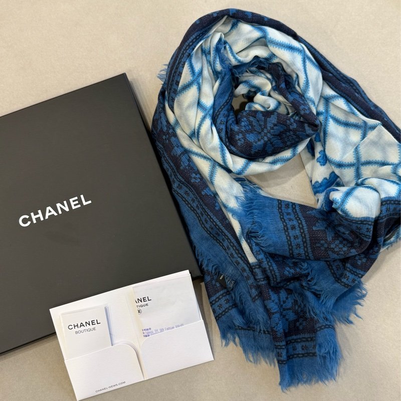 【小編實拍🔥多功能大方巾】CHANEL 藍色格紋復古愛心超大披肩絲巾｜專櫃 35,000-0