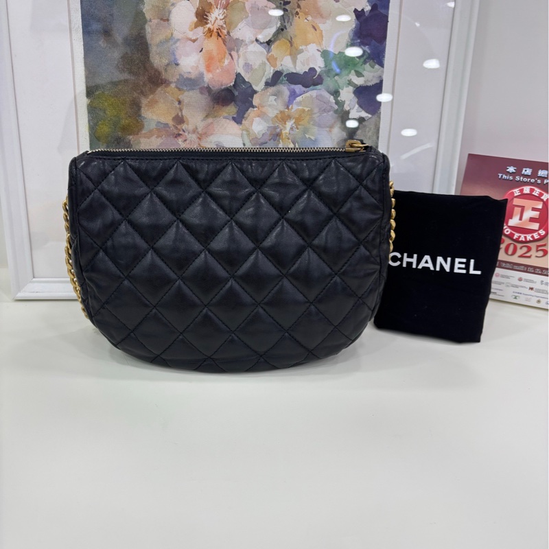 Chanel 香奈兒22K黑金小金柱調節扣hobo，半月腋下包斜挎包，鏈條可以調節斜挎，有点小設計，看似簡單，上身好看成色很好，尺寸23*17-1
