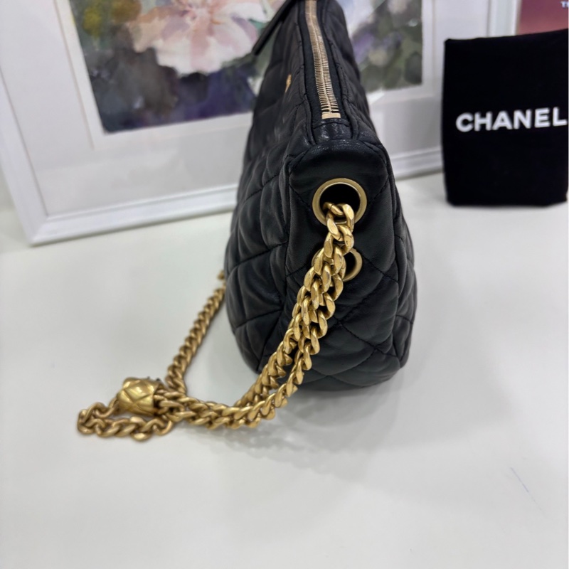 Chanel 香奈兒22K黑金小金柱調節扣hobo，半月腋下包斜挎包，鏈條可以調節斜挎，有点小設計，看似簡單，上身好看成色很好，尺寸23*17-2