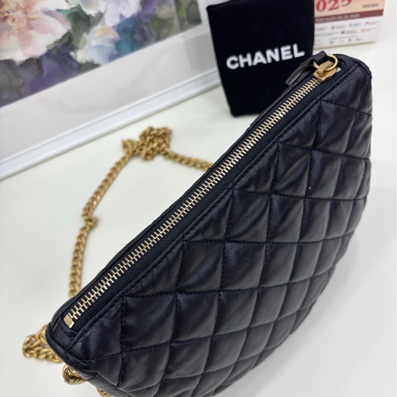 Chanel 香奈兒22K黑金小金柱調節扣hobo，半月腋下包斜挎包，鏈條可以調節斜挎，有点小設計，看似簡單，上身好看成色很好，尺寸23*17-3