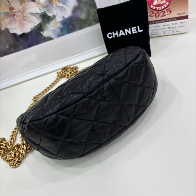 Chanel 香奈兒22K黑金小金柱調節扣hobo，半月腋下包斜挎包，鏈條可以調節斜挎，有点小設計，看似簡單，上身好看成色很好，尺寸23*17-4