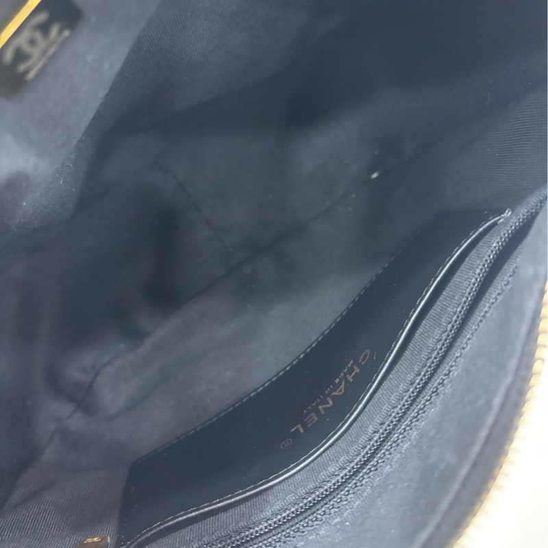 Chanel 香奈兒22K黑金小金柱調節扣hobo，半月腋下包斜挎包，鏈條可以調節斜挎，有点小設計，看似簡單，上身好看成色很好，尺寸23*17-5