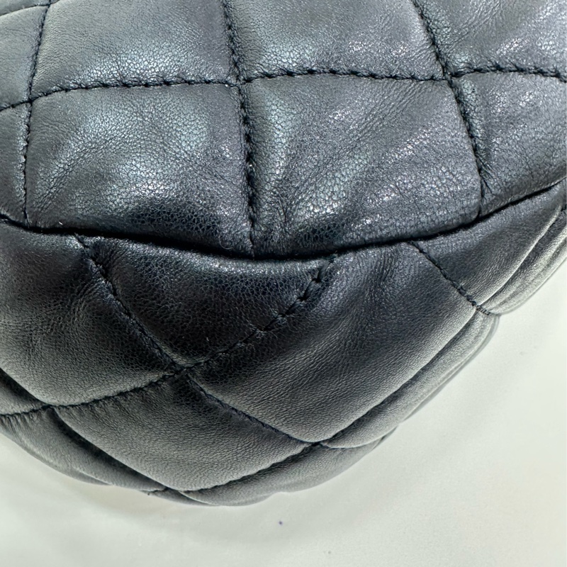 Chanel 香奈兒22K黑金小金柱調節扣hobo，半月腋下包斜挎包，鏈條可以調節斜挎，有点小設計，看似簡單，上身好看成色很好，尺寸23*17-7