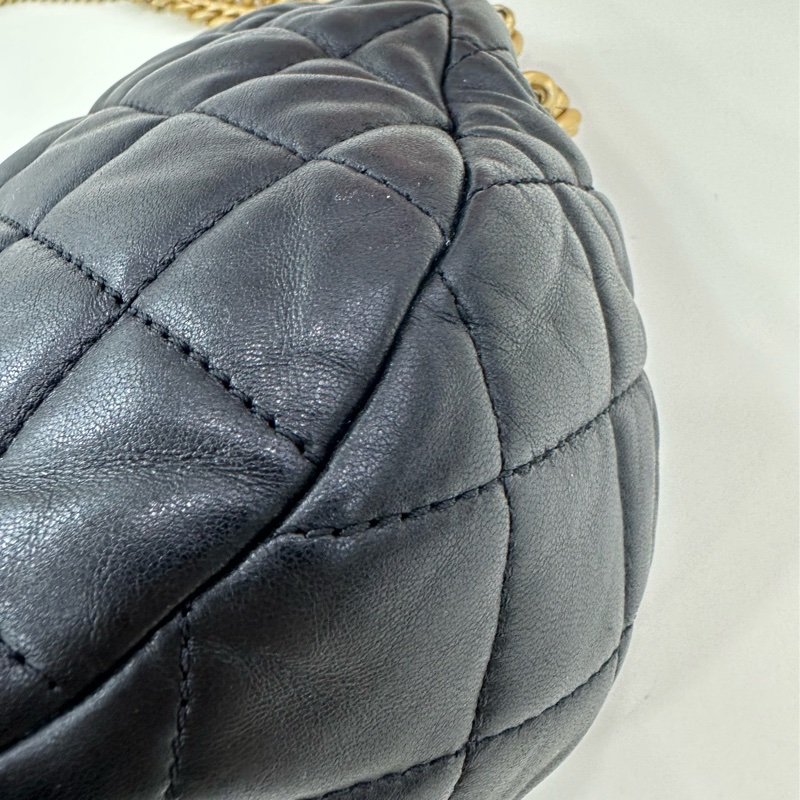 Chanel 香奈兒22K黑金小金柱調節扣hobo，半月腋下包斜挎包，鏈條可以調節斜挎，有点小設計，看似簡單，上身好看成色很好，尺寸23*17-8