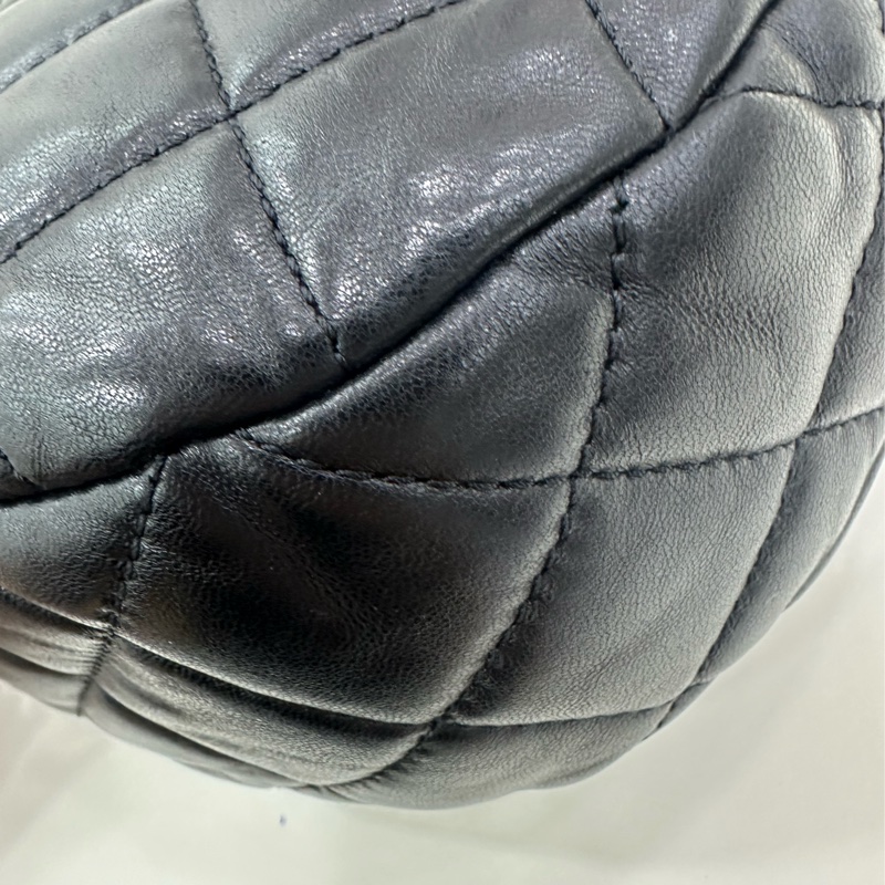 Chanel 香奈兒22K黑金小金柱調節扣hobo，半月腋下包斜挎包，鏈條可以調節斜挎，有点小設計，看似簡單，上身好看成色很好，尺寸23*17-9