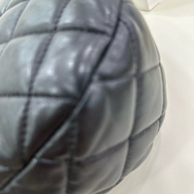 Chanel 香奈兒22K黑金小金柱調節扣hobo，半月腋下包斜挎包，鏈條可以調節斜挎，有点小設計，看似簡單，上身好看成色很好，尺寸23*17-10